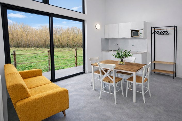 Terraza de una cabaña en Carnota al atardecer con ambiente relajante