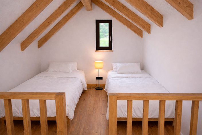 Planta alta con dos camas individuales en una cabaña en Carnota