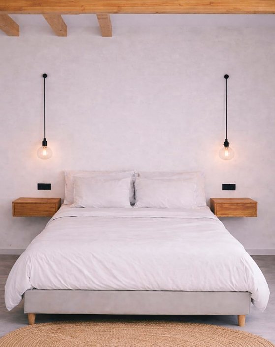 Dormitorio con cama de 1,50 m en una cabaña de Praia Carnota Lodge