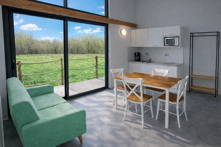 Interior luminoso de una cabaña en Carnota con decoración natural